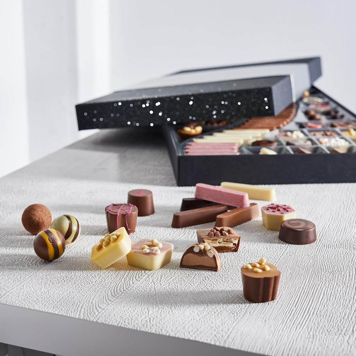 Hotel Chocolat The Chocolatier's Table 800g - 69-Piece