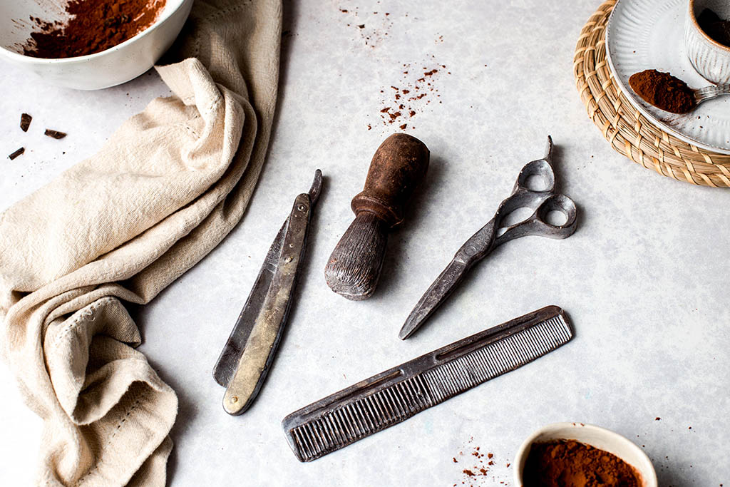 Barbers & Beard Grooming Chocolate Gift Set – Razor, Shaving Brush, Hairdressing Scissors & Comb Box